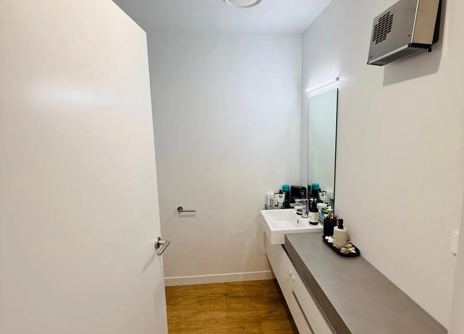 Private Room In Modern Apartment كريستتشيرش منزل للإقامة