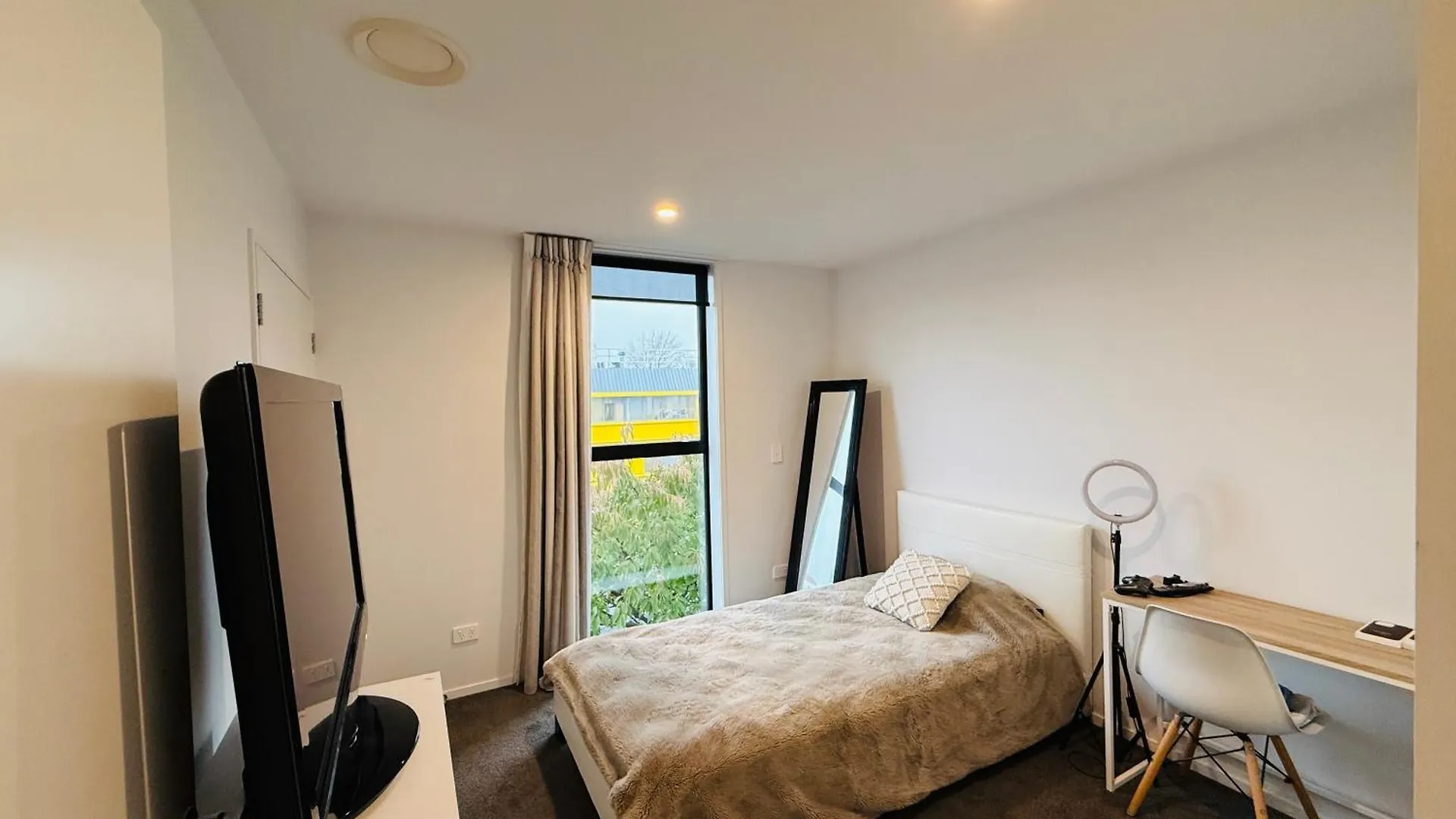 Private Room In Modern Apartment كريستتشيرش منزل للإقامة